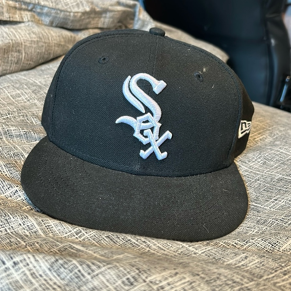 Black fitted cap